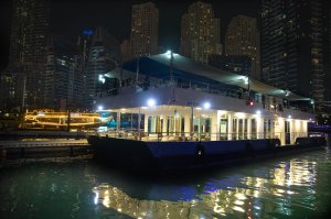 두바이 마리나에서 즐기는 알렉산드라 씨 라운지 디너 크루즈