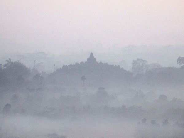 족자카르타 뿐뚝 스툼부 보로부두르 선라이즈 & 므라삐 지프 데이투어