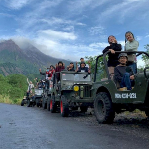 족자카르타 뿐뚝 스툼부 보로부두르 선라이즈 & 므라삐 지프 데이투어